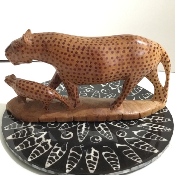 Hand carved wood cheetah and cub - Picture 2 of 9